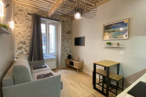 06CK cosy studio in the heart of Old Antibes